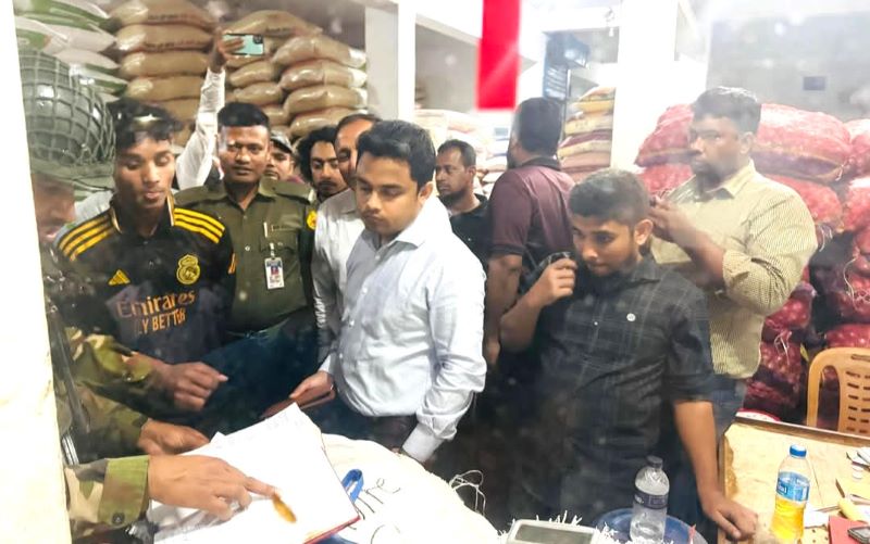 লক্ষ্মীপুরে নামি ব্র্যান্ডের মোড়কে অন্য চাল বিক্রি: ব্যবসায়ীকে লাখ টাকা জরিমানা